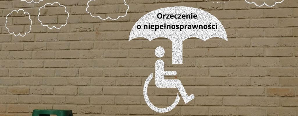 Odkrywamy, co daje orzeczenie o niepełnosprawności dziecku i jego opiekunowi 2 Zdjęcie do artykułu - co daje orzeczenie o niepełnosprawności dziecka. Na zdjęciu widzimy rysunek namalowany na ścianie z cegieł. Przedstawia on postać osoby na wózku inwalidzkim, nad którą znajduje się duży parasol. Na parasolu widnieje napis: "Orzeczenie o niepełnosprawności". W tle, na górze, widoczne są narysowane białe chmury. Obrazek ten symbolizuje ochronę i wsparcie, jakie daje posiadanie orzeczenia o niepełnosprawności. Parasol stanowi metaforę ochrony przed trudnościami i wyzwaniami, jakie mogą napotkać osoby z niepełnosprawnościami. Ceglana ściana może symbolizować stabilność i solidne fundamenty, na których można polegać. Obraz ten może wywoływać uczucie bezpieczeństwa, wsparcia i otuchy, pokazując, że system wsparcia dla osób z niepełnosprawnościami jest solidny i pomocny.