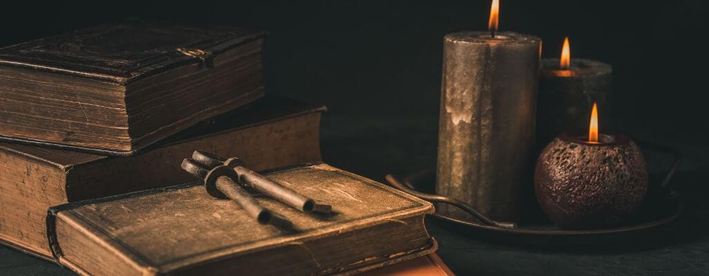 Lekarstwo na zwątpienie — mądre cytaty, które pomogą Ci przezwyciężyć trudności 1 Obrazek wyróżniający do artykułu - mądre cytaty. Na zdjęciu widzimy zbliżenie na stare książki o postrzępionych krawędziach stron. Obok znajduje się kałamarz z piórem, co sugeruje tradycyjne narzędzia do pisania używane w dawnych czasach oraz świece. Zdjęcie to emanuje uczuciem nostalgii i szacunku dla literatury oraz mądrości ksiąg. Może to wywoływać refleksje nad historią i znaczeniem zachowywania oraz przekazywania wiedzy przez pokolenia.