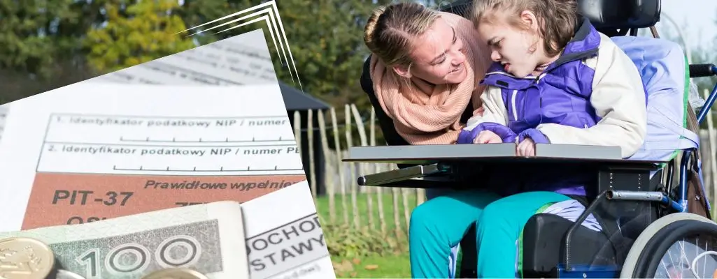 Poznaj ulgi dla niepełnosprawnych dzieci, z których skorzystasz 1 Obrazek wyróżniający do artykułu - ulgi dla niepełnosprawnych dzieci. Obraz składa się z dwóch części. Po lewej stronie widać fragmenty dokumentów podatkowych PIT-37, na których znajdują się polskie banknoty i monety. Banknot o nominale 100 złotych oraz kilka monet są wyraźnie widoczne, sugerując temat ulg podatkowych lub wsparcia finansowego. Po prawej stronie zdjęcia znajduje się kobieta, która z czułością pochyla się nad dzieckiem na wózku inwalidzkim. Kobieta jest ubrana w jasny szalik i uśmiecha się do dziecka. Dziecko ma na sobie kolorowe ubranie: niebieską kurtkę i zielone spodnie, i siedzi na wózku inwalidzkim z tacką na kolanach. Scena sugeruje opiekę, troskę i wsparcie dla osób z niepełnosprawnością. Cały obraz przedstawia temat ulg i wsparcia finansowego dla osób niepełnosprawnych.
