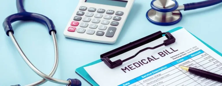 Obrazek wyróżniający do artykułu - orzeczenie o niepełnosprawności. Na zdjęciu znajduje się formularz rachunku medycznego (ang. "Medical Bill") na jasnoniebieskim tle. Formularz jest przypięty do czarnego klipsa, a obok widoczny jest czarny długopis, sugerujący, że dokument jest gotowy do wypełnienia lub podpisania. Na formularzu są kolumny oznaczone jako „Service Description”, „Code” oraz „Amount”, co wskazuje na wykaz usług medycznych i związane z nimi koszty. W tle znajduje się stetoskop oraz kalkulator, co dodatkowo podkreśla związek z finansami medycznymi i administracją zdrowotną.